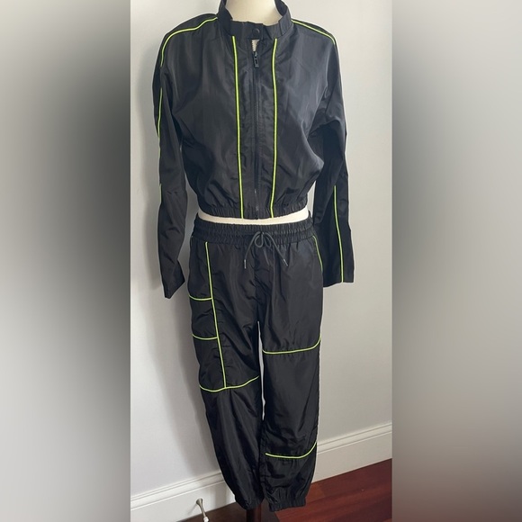 QED London cropped jacket and sweatpants (two-piece) - Picture 16 of 16